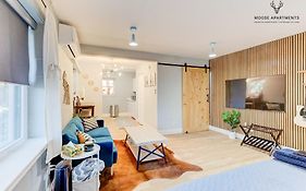 The Moose #7 - Instaworthy Studio With Amazing Views, Free Parking & Heated King Bed